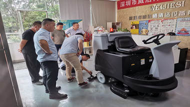 驾驶式扫地机哪个好？？该怎么选择？？