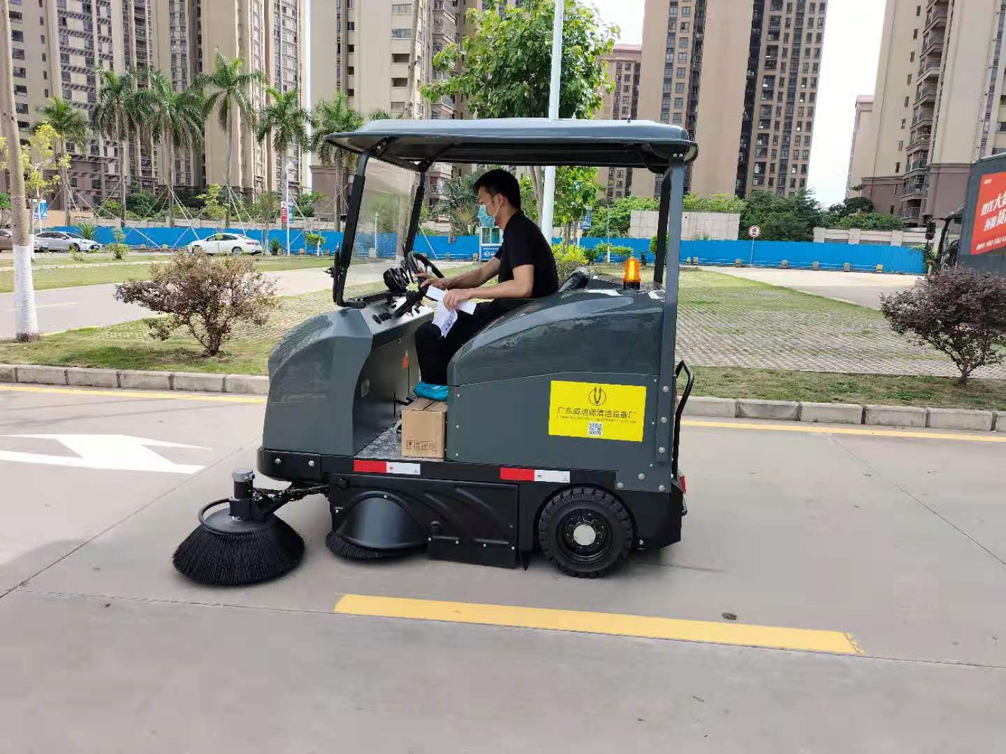 智能驱动，，，清洁未来：：驾驶式扫地车的刷新之路