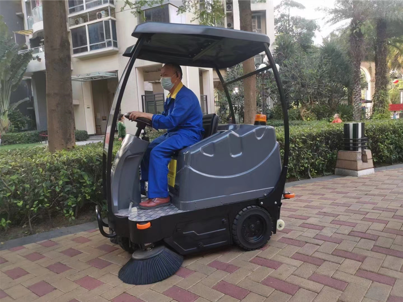 2万预算！轻松拿下中型驾驶扫地车