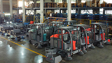 小型驾驶式扫地机是怎么举行事情的？？工业驾驶式扫地机有什么优点？？